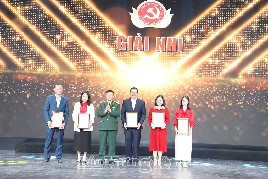 Thiếu tướng Phạm Văn Huấn, nguyên Tổng Biên tập Báo Quân đội nhân dân trao giải Nhì cho các tác giả, nhóm tác giả đoạt giải  Đồng chí Trưởng ban Nội chính Tỉnh ủy Nguyễn Văn Chiến trao giải Ba cho các tác giả, nhóm tác giả đoạt giải  