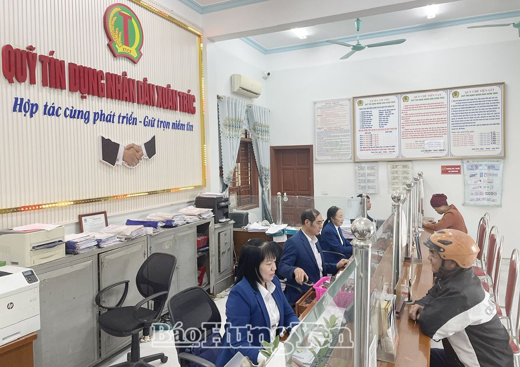  Khách hàng giao dịch tại Quỹ TDND Xuân Trúc (Ân Thi)