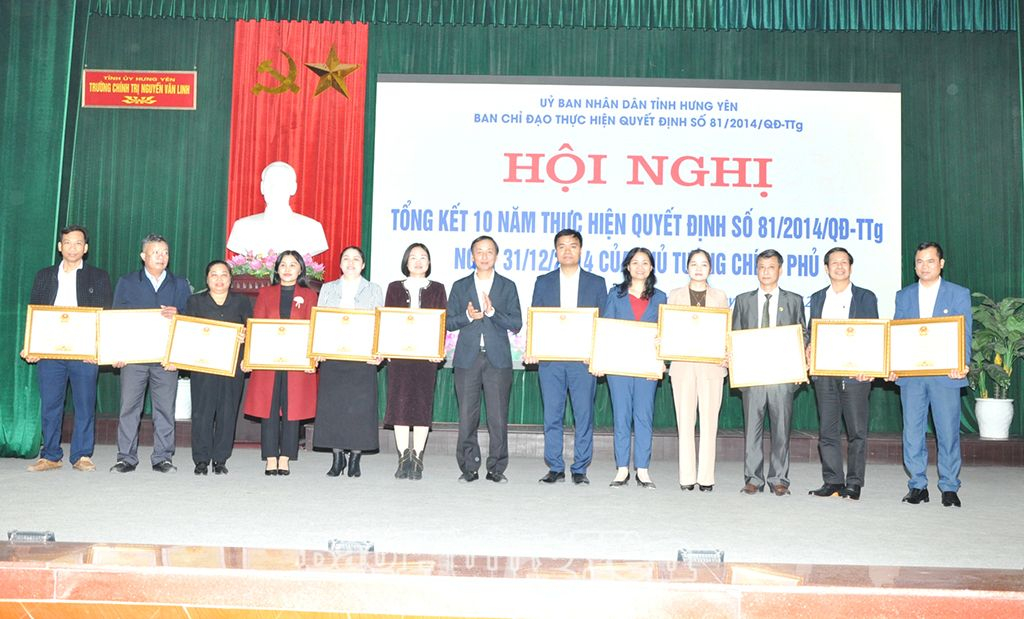 Đồng chí Nguyễn Hùng Nam, Phó Chủ tịch UBND tỉnh, Trưởng Ban chỉ đạo tỉnh thực hiện Quyết định số 81 trao Bằng khen của Chủ tịch UBND tỉnh cho các cá nhân 