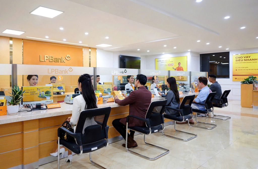  Khách hàng có thể đến bất kỳ phòng giao dịch nào của LPBank tại 63 tỉnh, thành phố để nhận tư vấn gói giải pháp tài chính “Tài chính trọn gói, lợi ích trọn vẹn”