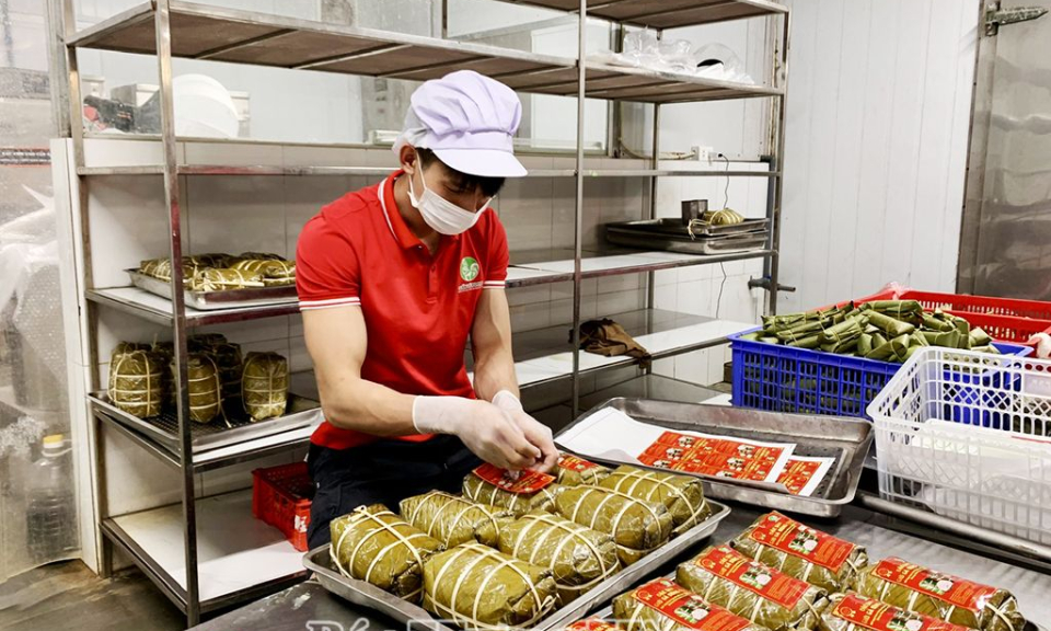 Thu nhập 500 triệu đồng/năm nhờ chế biến món ăn từ thịt gà Đông Tảo