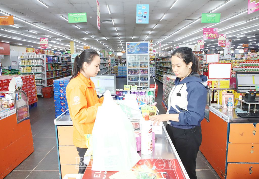 Người dân mua sắm hàng hóa ở Siêu thị BRG Mart Phố Nối, xã Nguyễn Văn Linh (Yên Mỹ)