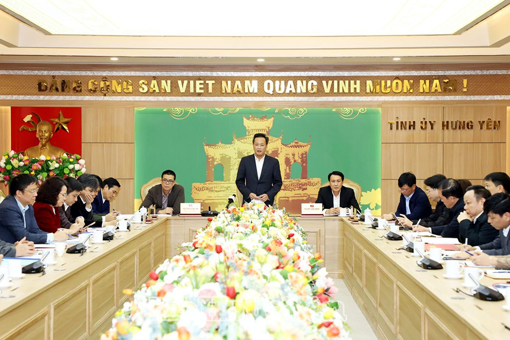  Đồng chí Nguyễn Hữu Nghĩa, Ủy viên BCH Trung ương Đảng, Bí thư Tỉnh ủy phát biểu tại hội nghị
