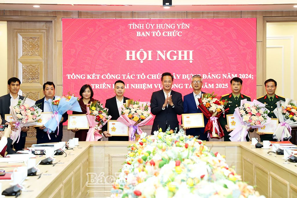  Đồng chí Nguyễn Hữu Nghĩa, Ủy viên BCH Trung ương Đảng, Bí thư Tỉnh ủy trao Kỷ niệm chương “Vì sự nghiệp công tác tổ chức xây dựng Đảng” của Ban Tổ chức Trung ương tặng các cán bộ, đảng viên.