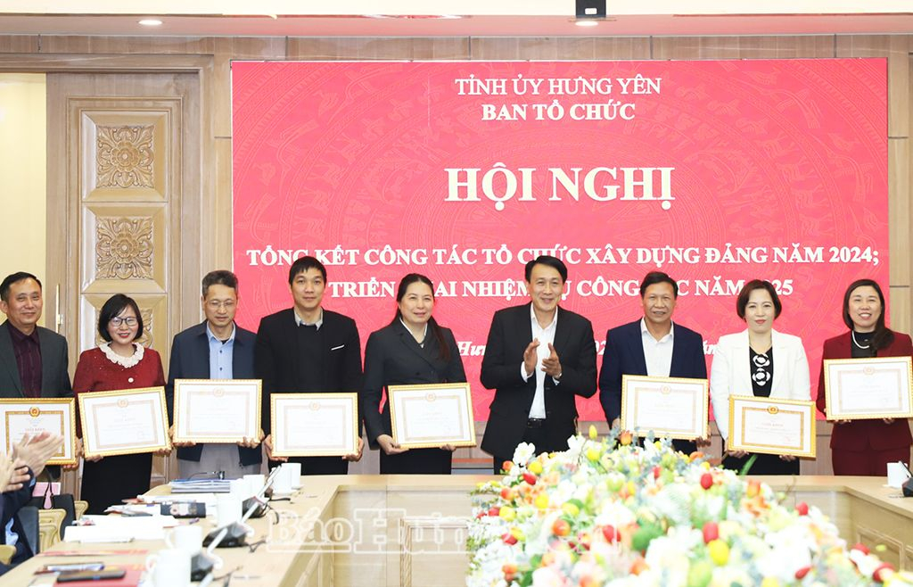 Đồng chí Phạm Văn Khuê, Ủy viên Ban Thường vụ Tỉnh ủy, Trưởng ban Tổ chức Tỉnh ủy trao giấy khen tặng các tập thể
