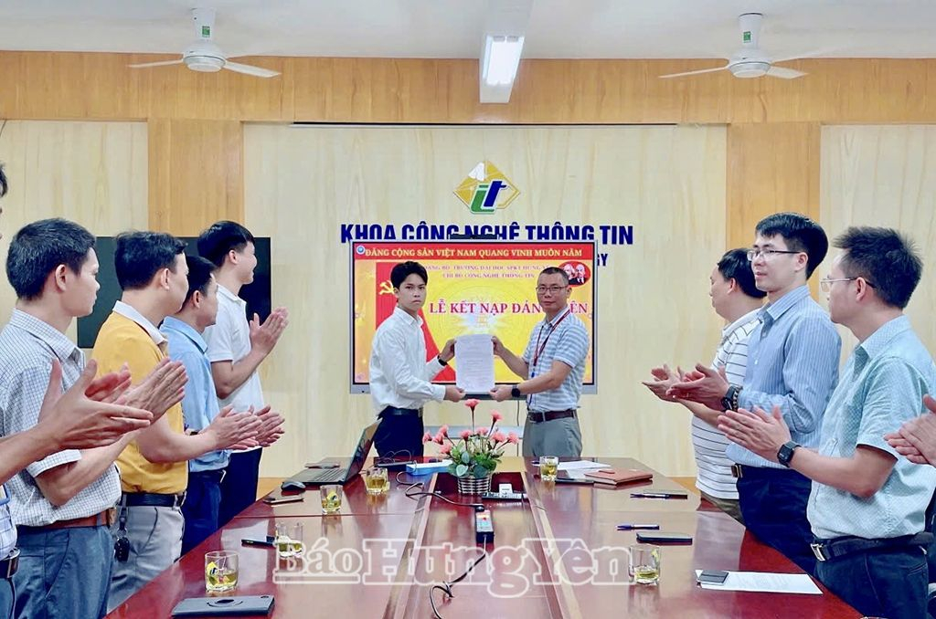  Sinh viên Phạm Tùng Dương tại lễ kết nạp đảng viên 