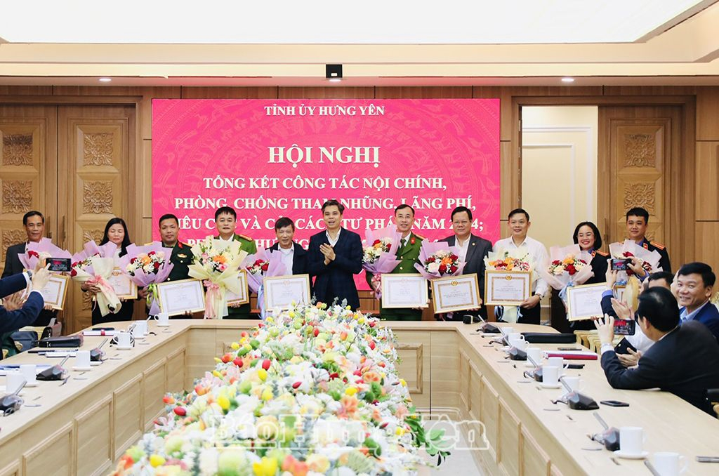 Đồng chí Nguyễn Văn Chiến, Trưởng ban Nội chính Tỉnh ủy trao Giấy khen tặng các tập thể