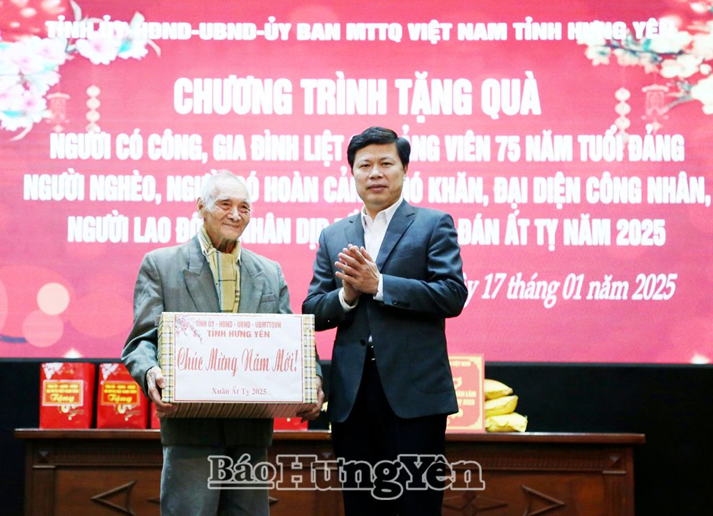 Đồng chí Trần Quốc Toản, Phó Bí thư Thường trực Tỉnh ủy, Chủ tịch HĐND tỉnh trao quà của Tỉnh ủy, HĐND, UBND, Ủy ban MTTQ Việt Nam tỉnh tặng đồng chí Lê Mạo, cán bộ tiền khởi nghĩa, đảng viên cao tuổi Đảng