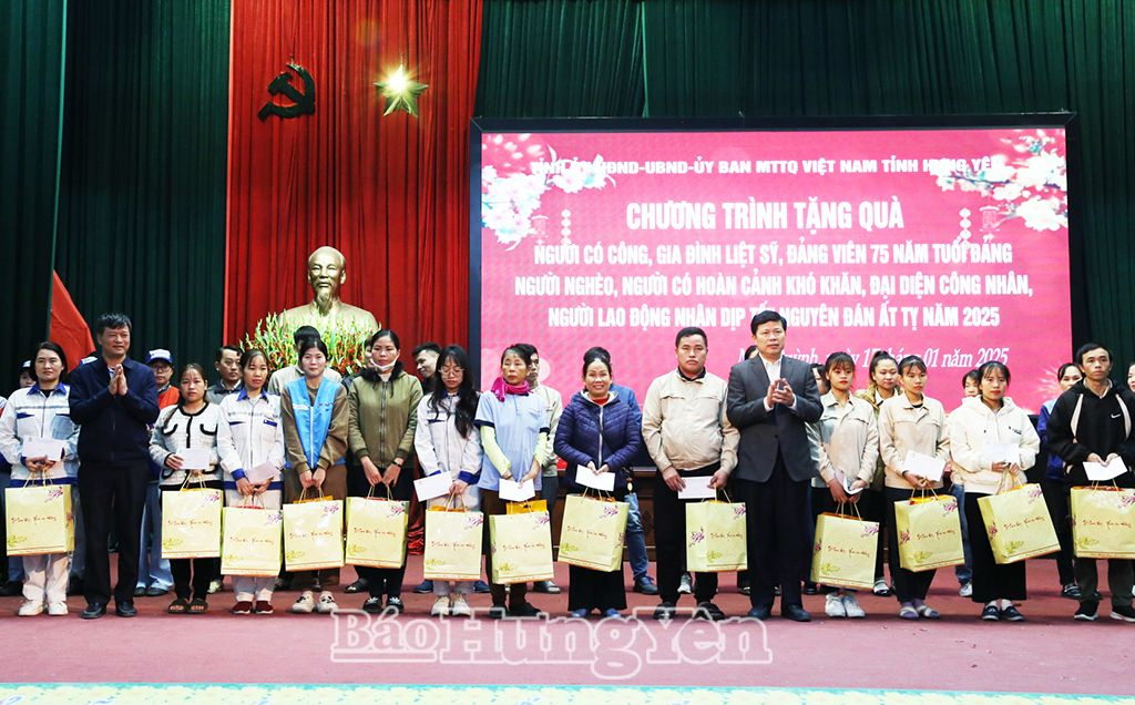Các đồng chí: Trần Quốc Toản, Phó Bí thư Thường trực Tỉnh ủy, Chủ tịch HĐND tỉnh; Lê Xuân Tiến, Ủy viên Ban Thường vụ Tỉnh ủy, Phó Chủ tịch Thường trực HĐND tỉnh trao quà Tết tặng công nhân, người lao động của huyện Văn Lâm