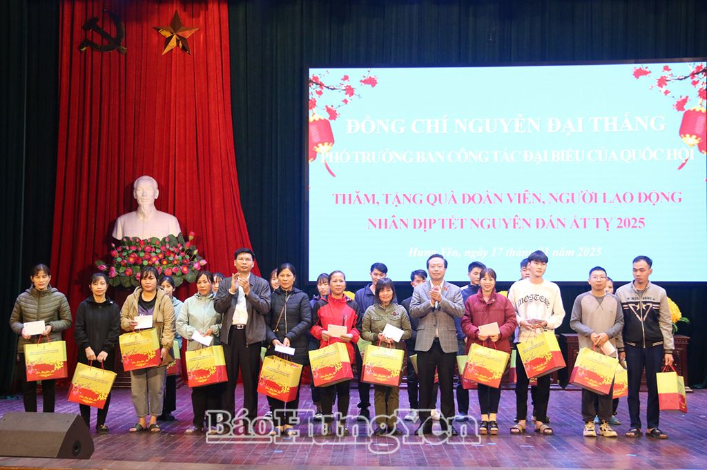 Đồng chí Nguyễn Đại Thắng và đại diện lãnh đạo huyện Tiên Lữ trao quà Tết của Tổng LĐLĐ Việt Nam tặng đoàn viên, người lao động tại huyện Tiên Lữ