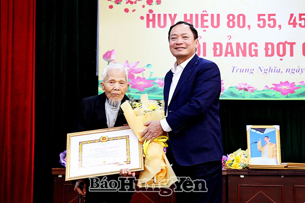 Đồng chí Phó Bí thư Tỉnh uỷ, Chủ tịch UBND tỉnh Trần Quốc Văn trao Huy hiệu 80 năm tuổi Đảng tặng đảng viên Vũ Viết Tấu