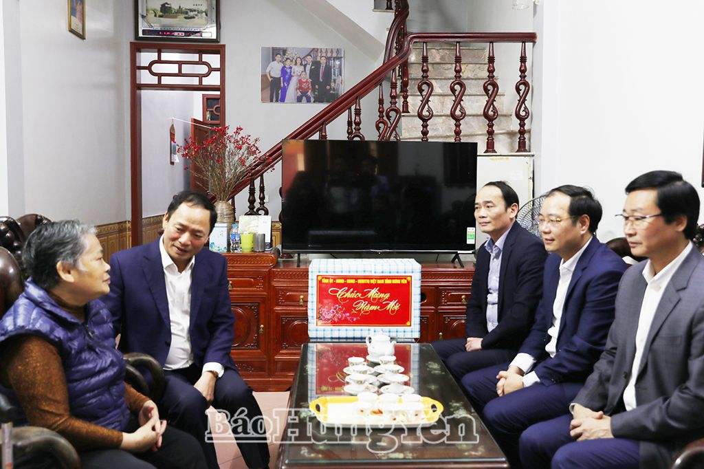 Đồng chí Phó Bí thư Tỉnh uỷ, Chủ tịch UBND tỉnh Trần Quốc Văn thăm, tặng quà bà Dương Thị Mười là vợ liệt sĩ Mai Hồng Thanh ở phường Minh Khai (thành phố Hưng Yên)