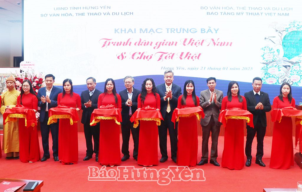  Các đại biểu cắt băng khai mạc trưng bày