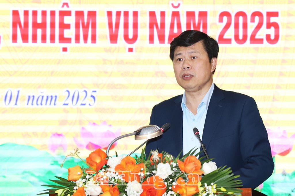 Đồng chí Phó Bí thư Thường trực Tỉnh ủy, Chủ tịch HĐND tỉnh Trần Quốc Toản trình bày báo cáo tổng kết công tác xây dựng Đảng năm 2024; triển khai phương hướng, nhiệm vụ năm 2025 