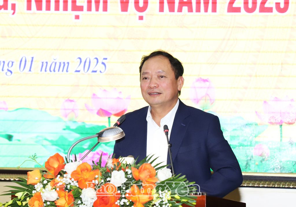 Đồng chí Phó Bí thư Tỉnh ủy, Chủ tịch UBND tỉnh Trần Quốc Văn điều hành nội dung thảo luận 