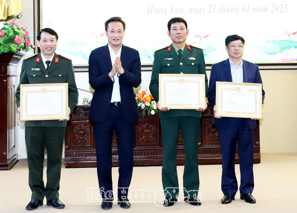 Đồng chí Nguyễn Hữu Nghĩa, Ủy viên BCH Trung ương Đảng, Bí thư Tỉnh ủy trao Bằng khen của Ban Thường vụ Tỉnh ủy tặng các đảng bộ cấp trên cơ sở đạt tiêu chuẩn “Hoàn thành xuất sắc nhiệm vụ” tiêu biểu năm 2024 