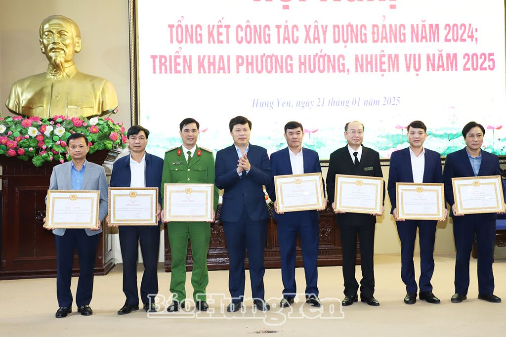 Đồng chí Phó Bí thư Thường trực Tỉnh ủy, Chủ tịch HĐND tỉnh Trần Quốc Toản trao Bằng khen của Ban Thường vụ Tỉnh ủy tặng các tổ chức cơ sở đảng đạt tiêu chuẩn “Hoàn thành xuất sắc nhiệm vụ” tiêu biểu 5 năm liền (2020 – 2024). 