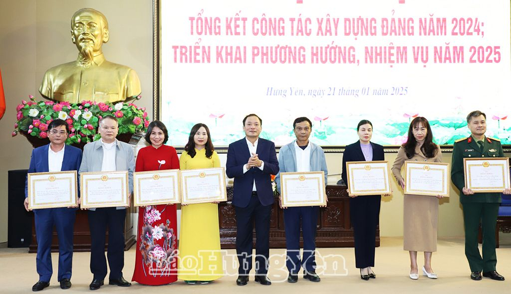 Đồng chí Phó Bí thư Tỉnh ủy, Chủ tịch UBND tỉnh Trần Quốc Văn trao Bằng khen của Ban Thường vụ Tỉnh ủy tặng các chi bộ trực thuộc đảng bộ cơ sở đạt tiêu chuẩn “Hoàn thành xuất sắc nhiệm vụ” tiêu biểu 5 năm liền (2020 – 2024) 
