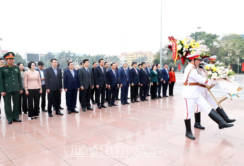  Đoàn đại biểu lãnh đạo tỉnh dâng hoa tại Tượng đài Tổng Bí thư Nguyễn Văn Linh