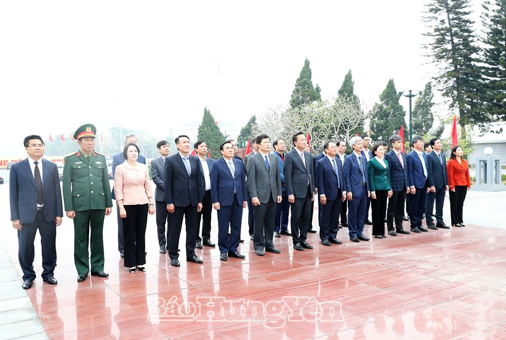  Đoàn đại biểu lãnh đạo tỉnh dâng hương tại Đài tưởng niệm các anh hùng liệt sĩ tỉnh