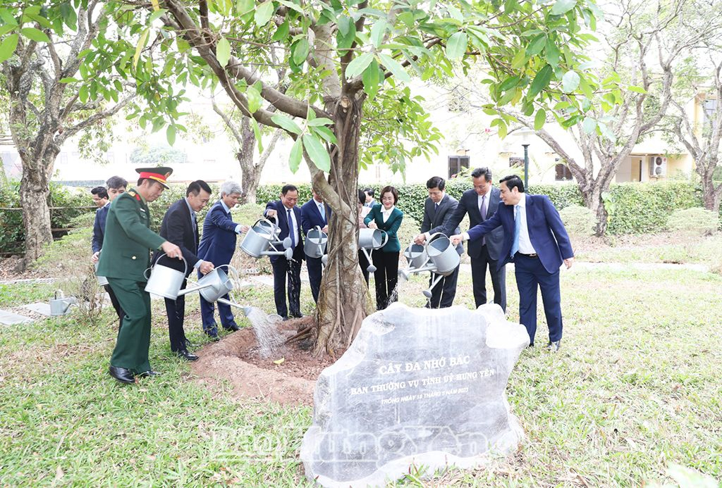 Đoàn đại biểu lãnh đạo tỉnh chăm sóc 