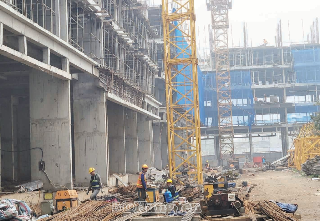 Tốp thợ lao động miệt mài trên công trường ngày cuối năm ở thị xã Mỹ Hào