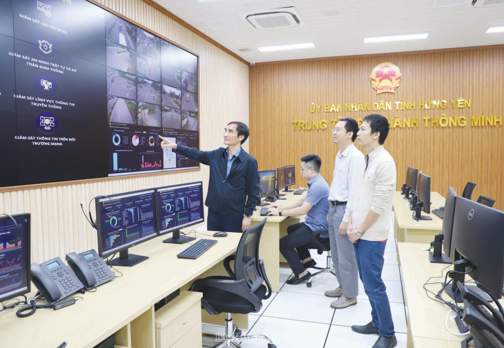 Cán bộ Trung tâm điều hành thông minh tỉnh trao đổi nghiệp vụ quản lý thông tin, dữ liệu