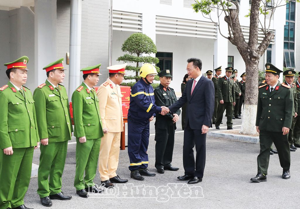 Đồng chí Nguyễn Hữu Nghĩa, Ủy viên BCH Trung ương Đảng, Bí thư Tỉnh ủy động viên cán bộ, chiến sĩ Công an tỉnh tham gia làm nhiệm vụ bảo đảm an ninh trật tự dịp Tết Nguyên đán Ất Tỵ 2025
