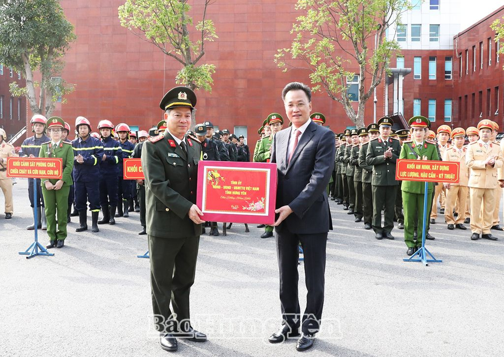  Đồng chí Nguyễn Hữu Nghĩa, Ủy viên BCH Trung ương Đảng, Bí thư Tỉnh ủy tặng quà, chúc Tết cán bộ, chiến sĩ Công an tỉnh
