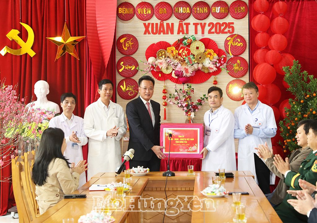  Đồng chí Nguyễn Hữu Nghĩa, Ủy viên BCH Trung ương Đảng, Bí thư Tỉnh ủy tặng quà cán bộ, bác sĩ, nhân viên y tế Bệnh viện Đa khoa tỉnh