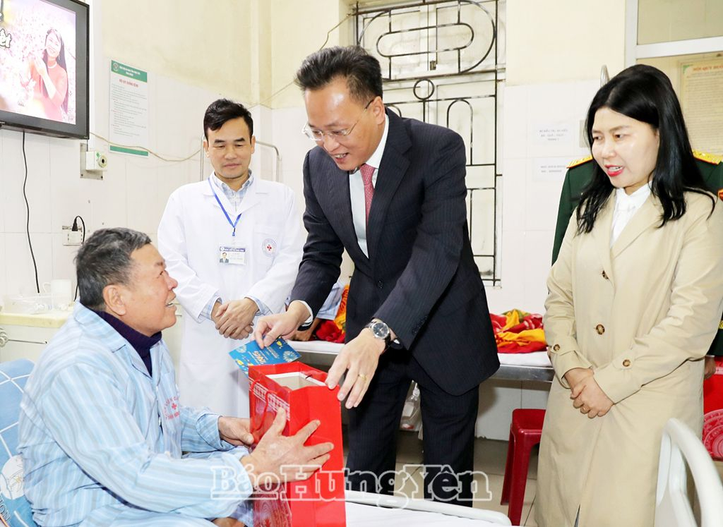  Đồng chí Nguyễn Hữu Nghĩa, Ủy viên BCH Trung ương Đảng, Bí thư Tỉnh ủy thăm, tặng quà Tết bệnh nhân đang điều trị tại Khoa ngoại, Bệnh viện Đa khoa tỉnh