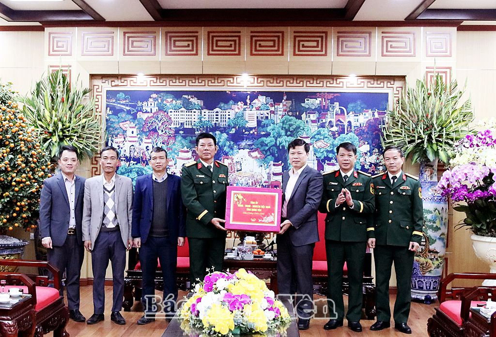  Đồng chí Trần Quốc Toản, Phó Bí thư Thường trực Tỉnh ủy, Chủ tịch HĐND tỉnh chúc Tết Bộ Chỉ huy Quân sự tỉnh