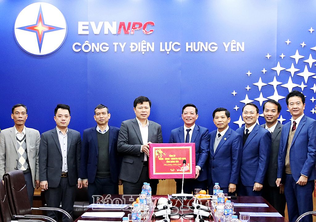  Đồng chí Trần Quốc Toản, Phó Bí thư Thường trực Tỉnh ủy, Chủ tịch HĐND tỉnh chúc Tết Công ty Điện lực Hưng Yên