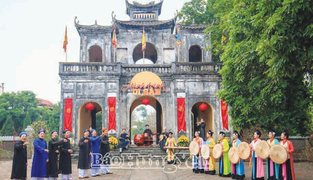 Một tiết mục trong chương trình “Hành trình di sản” tại Văn miếu Xích Ðằng (thành phố Hưng Yên)