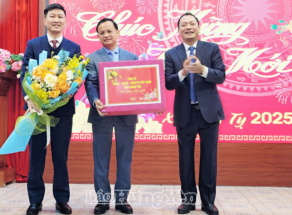 Đồng chí Trần Quốc Văn, Phó Bí thư Tỉnh ủy, Chủ tịch UBND tỉnh tặng quà lực lượng trực Tết tại Công ty cổ phần Môi trường và Công trình đô thị Hưng Yên