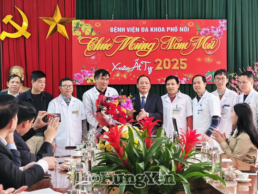 Đồng chí Trần Quốc Văn, Phó Bí thư Tỉnh ủy, Chủ tịch UBND tỉnh tặng quà tại Bệnh viện Đa khoa Phố Nối