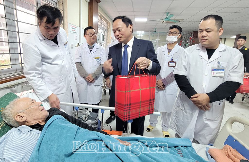 Đồng chí Trần Quốc Văn, Phó Bí thư Tỉnh ủy, Chủ tịch UBND tỉnh tặng quà bệnh nhân điều trị tại Bệnh viện Đa khoa Phố Nối