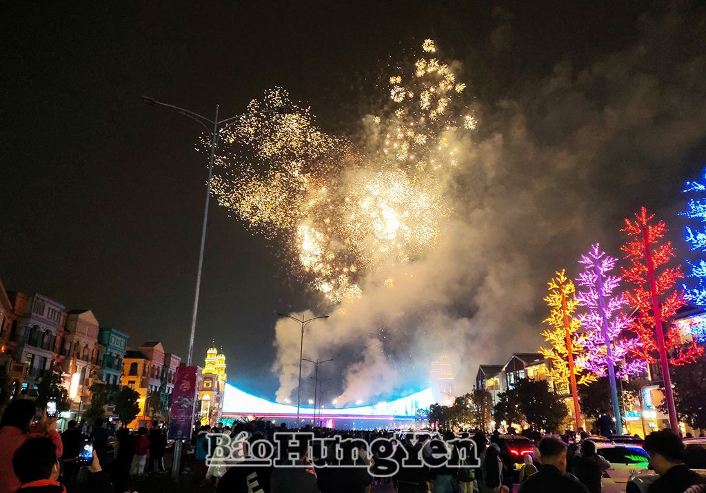  Đông đảo người dân và du khách mãn nhãn với màn pháo hoa chào đón năm mới Ất Tỵ 2025 tại phân khu The Venice – Mega Grand World, thuộc Khu đô thị Đại An (Văn Giang)