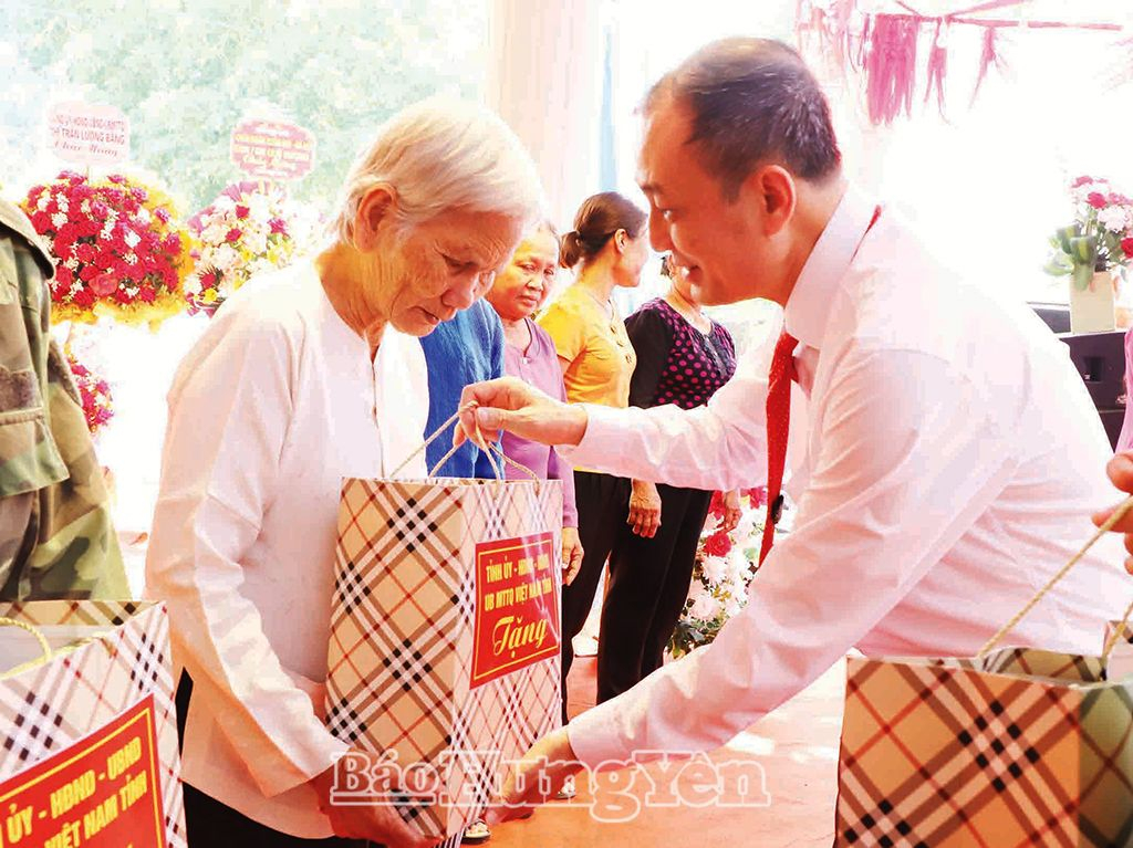 Ðại diện Ban Thường trực Ủy ban MTTQ Việt Nam tỉnh tặng quà người có hoàn cảnh khó khăn ở huyện Kim Ðộng