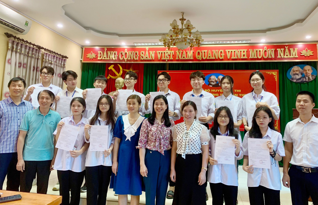 <div class="img-title img-title-hover">12 đảng viên mới nhận quyết định kết nạp đảng viên</div>