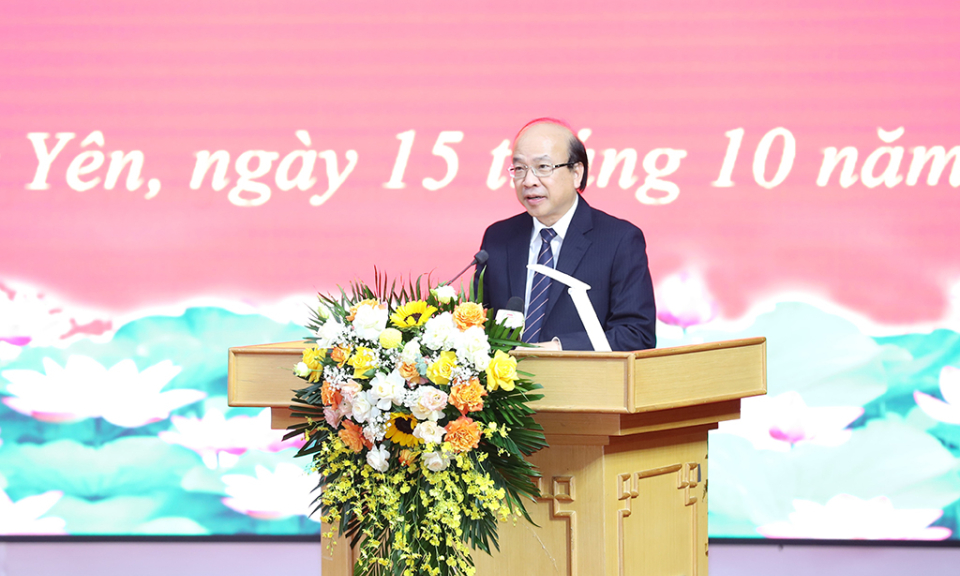 <div class="img-title img-title-hover">Đồng chí Phan Chí Hiếu, Chủ tịch Viện Hàn lâm Khoa học Xã hội Việt Nam, Phó Chủ tịch Hội đồng Lý luận Trung ương phát biểu bế mạc hội thảo</div>