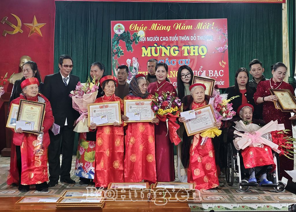  Phong tục mừng thọ đầu xuân là một nét đẹp văn hóa truyền thống của người Việt Nam mỗi dịp Tết đến, Xuân về, thể hiện sự kính trọng, lòng hiếu thảo của con cháu đối với ông bà, cha mẹ…Trong ảnh: Lễ mừng thọ các cụ 90, 95 tuổi đầu Xuân Ất Tỵ 2025 ở thôn Đỗ Thượng, xã Quang Vinh (Ân Thi)