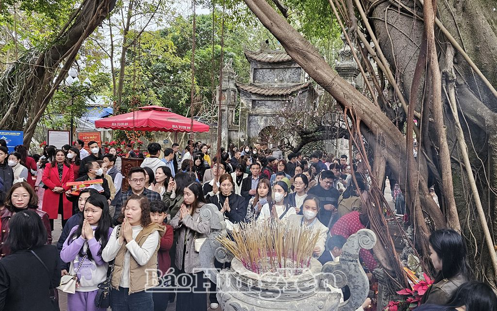 Những ngày Tết, người dân thường đi lễ đầu năm tại các đền, chùa để cầu sức khỏe, bình an...Trong ảnh: Du khách dâng hương tại Đền Mẫu (thành phố Hưng Yên)