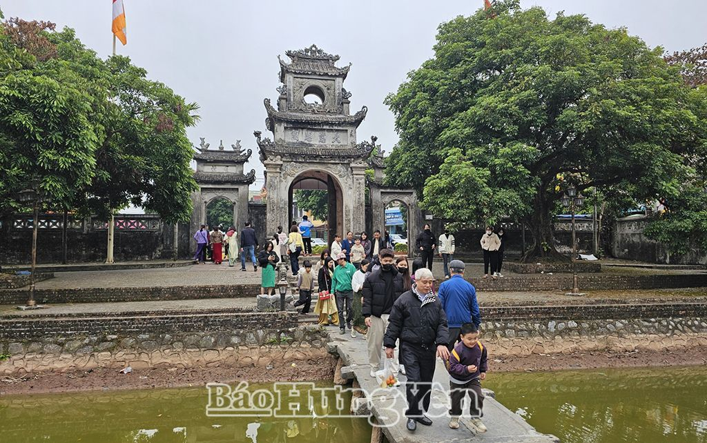  Du khách thập phương tham quan, chiêm bái tại Chùa Chuông (thành phố Hưng Yên) trong những ngày đầu năm mới Ất Tỵ 2025