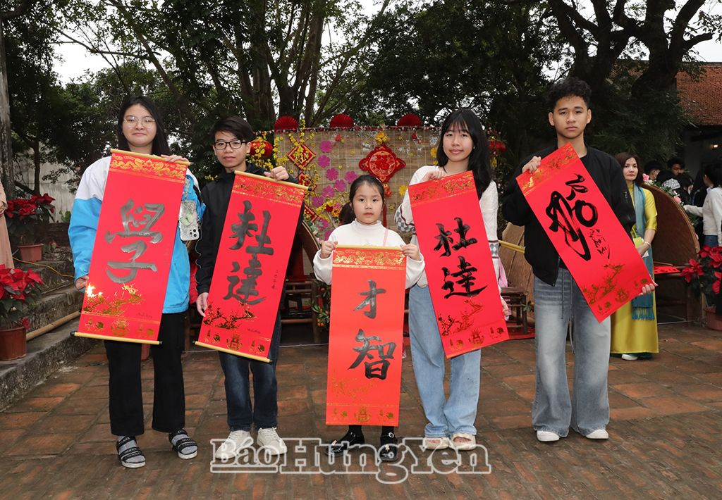 Học sinh xin chữ đầu xuân, cầu mong học hành, thi cử đỗ đạt