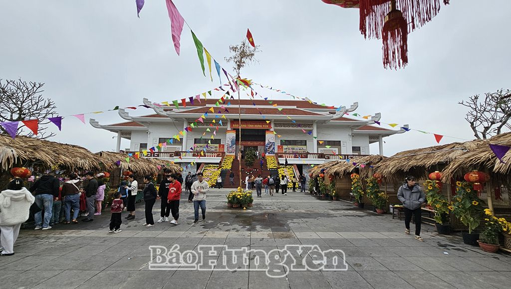    Người dân du xuân, trải nghiệm không gian 