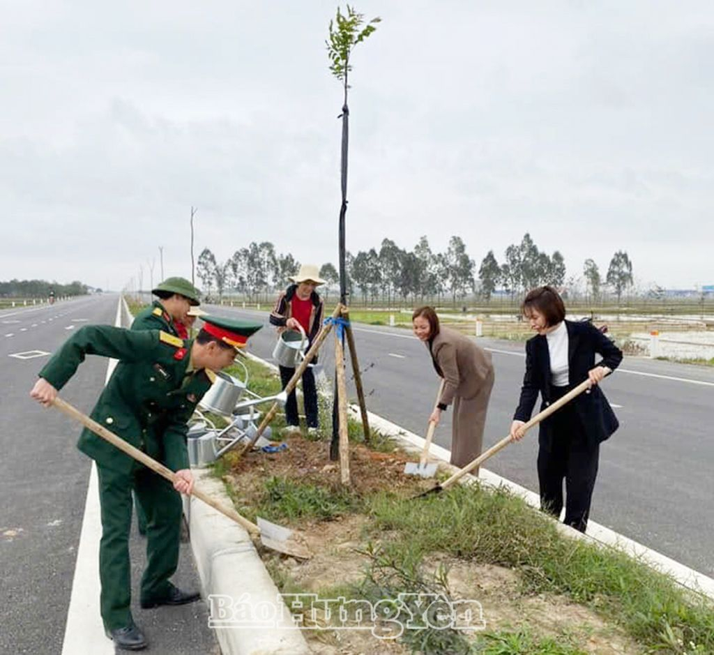 Quân và dân huyện Phù Cừ tham gia trồng cây xanh
