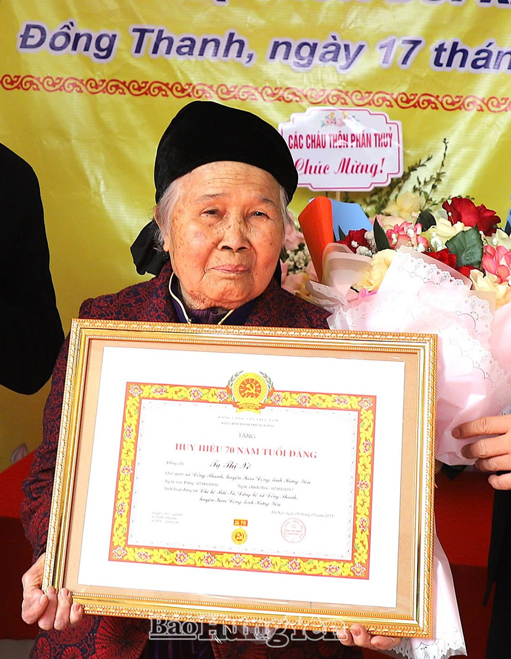Ðảng viên Tạ Thị Xê, Ðảng bộ xã Ðồng Thanh (Kim Ðộng) vinh dự nhận Huy hiệu 70 năm tuổi Ðảng