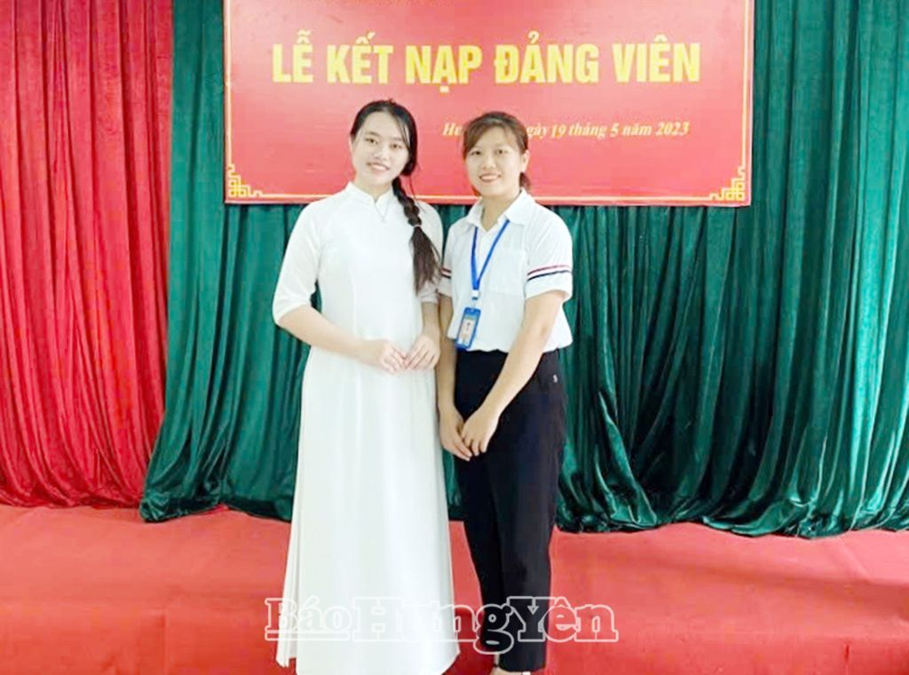 Niềm vui, hạnh phúc của Phạm Thanh Hằng (ảnh trái) tại lễ kết nạp đảng viên