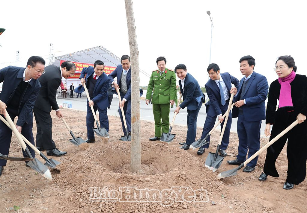  Các đại biểu hưởng ứng Tết trồng cây năm 2025 tại thành phố Hưng Yên.